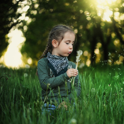 Bambina con un fiore